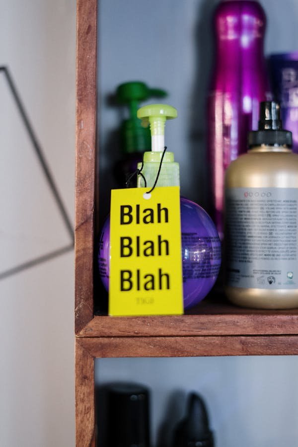 Étiquettes soldes éclatées jaunes noires : une touche percutante